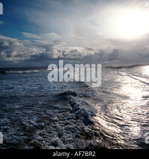 In Inghilterra. Yorkshire. Cielo tempestoso oltre il mare con coste industriale. Foto Stock