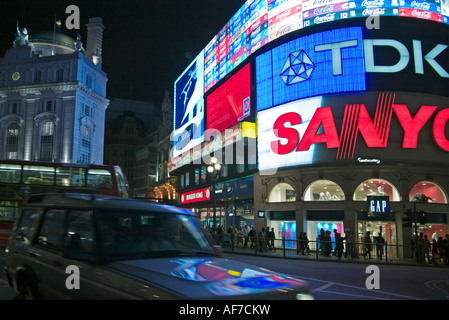 Piccadilly Circus Londra di Notte Foto Stock