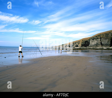 I pescatori sulla spiaggia southerndown glamorgan heritage coast Vale of Glamorgan Galles del Sud Foto Stock