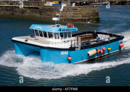 La barca lascia il porto di Bridlington Foto Stock