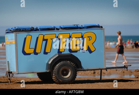 Un rimorchio di lettiera sulla spiaggia a Woolacombe, North Devon UK. Foto Stock