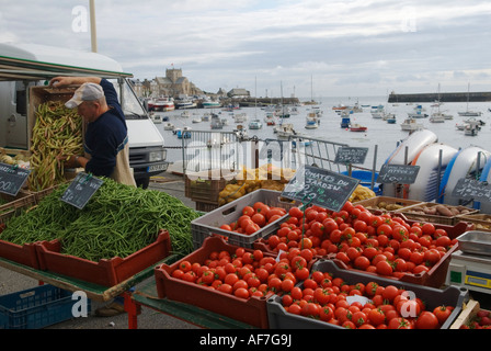 Farmers Market, verdure fresche prodotte localmente al mercato settimanale del sabato Barfleur, Normandia, Penisola del Cotentin, Francia HOMER SYKES Foto Stock