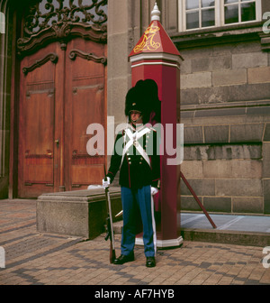 Guardia a Palazzo Christianborg, København (Copenaghen), Sjaelland (Zelanda), Danimarca Foto Stock