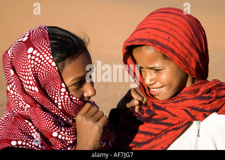 Due ragazze Tuareg condividono un segreto Foto Stock