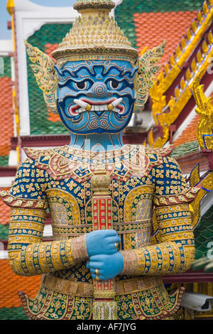 Custode gigante yak Grand Palace complesso Tempio del Buddha di Smeraldo Wat Phra Kaew Bangkok in Thailandia Foto Stock