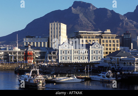 Barche di fronte a Victoria Alfred Waterfront a Città del Capo in Sud Africa Foto Stock