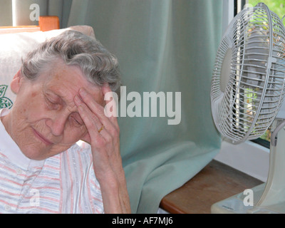 Donna anziana che soffre di esaurimento di calore dovuti a temperature estremamente elevate - gli anziani più a rischio Foto Stock