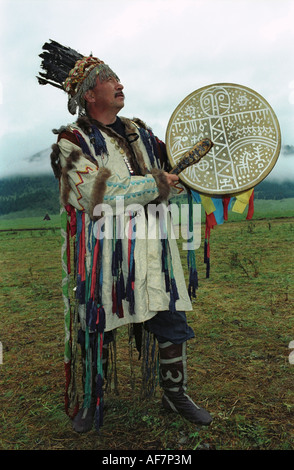 Sciamano è di eseguire la cerimonia rituale (kamlanie). El-Oiyn festival nazionale del popolo Altaic. La Repubblica di Altai. La Russia Foto Stock