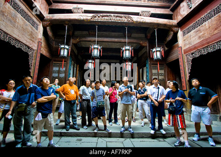 Domestico turisti cinesi con delle guide di dettagli architettonici, Chengzhi Hall a Huizhou Casa di stile, Hongcun, Cina Foto Stock