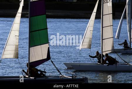 I membri di Felixstowe Ferry sailing club vela sul fiume Deben, Suffolk, Regno Unito. Foto Stock