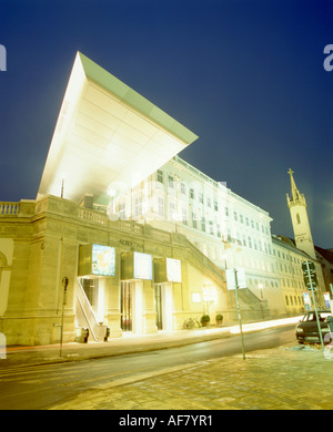 Albertina Art Museum e il centro di arte che mostra la nuova ala Soravia, Augustinerstrasse, Vienna, Austria. Foto Stock