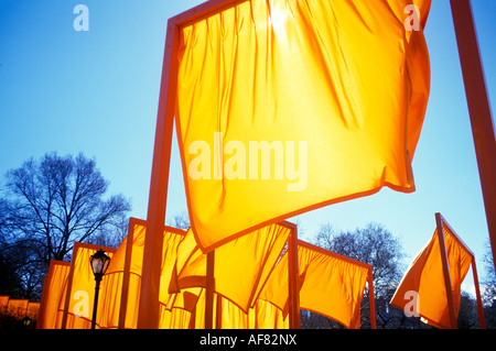 2005 STORICO L'INSTALLAZIONE D'ARTE DELLE PORTE (©CHRISTO & JEANNE CLAUDE 2005) CENTRAL PARK MANHATTAN NEW YORK CITY USA Foto Stock