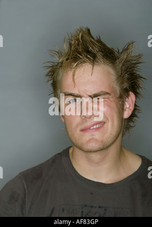 Carino bello scruffy caucasion giovane adulto winking l'occhio Foto Stock