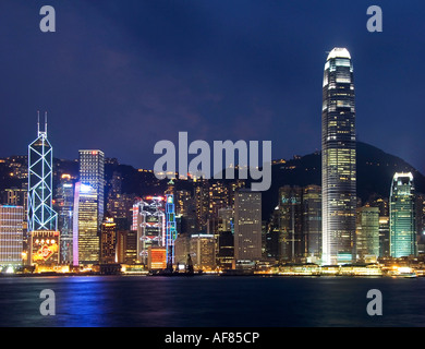 Vista notturna del famoso skyline di Hong Kong visto dal lato di Kowloon del Porto di Hong Kong, Cina, Asia Foto Stock