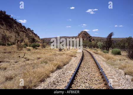 Binari del treno e il treno Ghan, nei pressi di Alice Springs, Territorio del Nord, l'Australia Foto Stock