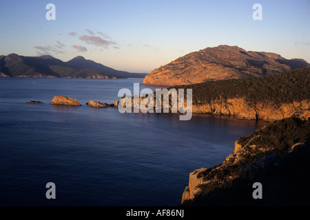 Baia di carpe di Sunrise, vista dal Capo Tourville, Parco Nazionale di Freycinet, Tasmania, Australia Foto Stock