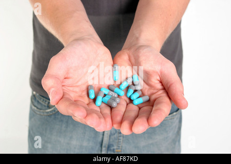 Una fotografia di stock di un uomo con la droga in mano Foto Stock