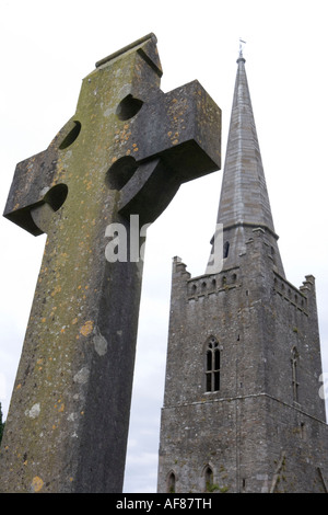 Elevata Cross & Kells Chiesa, la Chiesa Protestante di San Colombano, Kells, nella contea di Meath, Irlanda Foto Stock