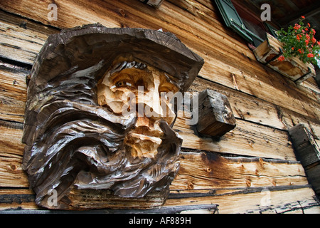 Sculture in legno di un uomo sulla baita di montagna, Krimmler Ache Valley, Parco Nazionale degli Hohe Tauern, Austria Foto Stock