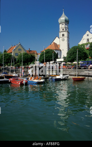 Wasserburg con la chiesa di St. Georges, presso il lago di Costanza, Baden Wurttemberg, Germania Foto Stock