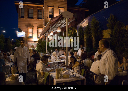 Sala da pranzo esterna a Ringraziamo Sabahattin Balikci ristorante di pesce, Sultan Ahmet, Istanbul, Turchia Foto Stock