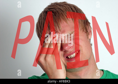Una fotografia stock di un giovane adulto maschio con un mal di testa Foto Stock