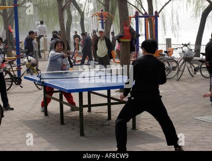 Giocare a ping pong nel parco a Beijing in Cina Foto Stock