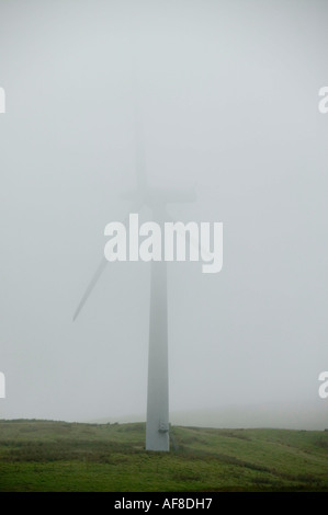 Le turbine eoliche sopra Sedburgh nella nebbia, Cumbria, Regno Unito Foto Stock