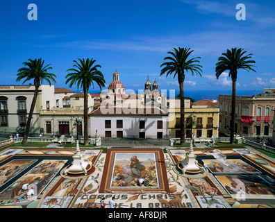 La tappezzeria del suolo, colorato di suolo di origine vulcanica del Parco Nazionale del Teide, festa religiosa del corpus, Plaza del Ayuntamento, città sq Foto Stock