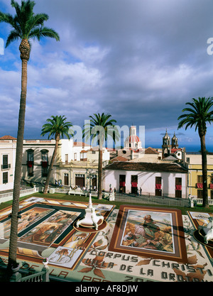 La tappezzeria del suolo, colorato di suolo di origine vulcanica del Parco Nazionale del Teide, festa religiosa del corpus, Plaza del Ayuntamento, città sq Foto Stock