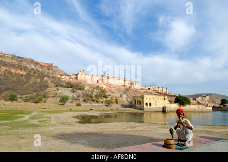 India Rajasthan orientale Ambra Aprile 2006. In orizzontale ampia angolazione di un serpente incantatore di eseguire davanti l'Ambra Palace Foto Stock