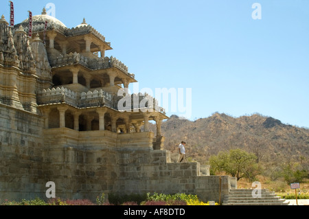 Orizzontale vista esterna dell'entrata principale dell'Adinath tempio Jain di Ranakpur contro un cielo blu Foto Stock
