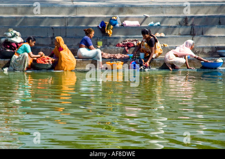 Chiudere orizzontale fino ad un gruppo di donne indiane il lavaggio dei panni in acqua a Ghats. Foto Stock