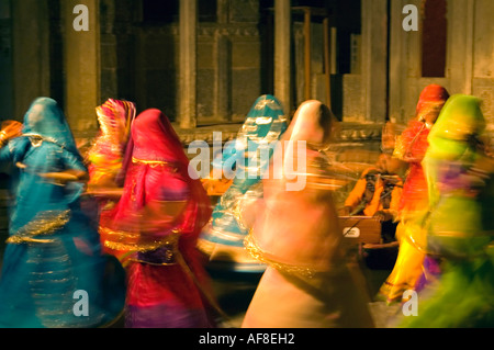 Orizzontale fino in prossimità del locale le donne indiane in splendidi sari colorati di eseguire tradizionali danze di Rajasthani. Foto Stock