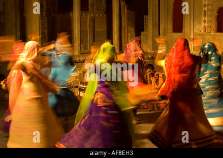 Orizzontale fino in prossimità del locale le donne indiane in splendidi sari colorati di eseguire tradizionali danze di Rajasthani. Foto Stock