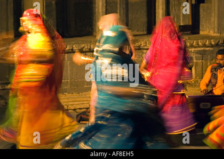 Orizzontale fino in prossimità del locale le donne indiane in splendidi sari colorati di eseguire tradizionali danze di Rajasthani. Foto Stock