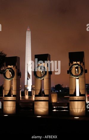National Memoriale della Seconda Guerra Mondiale durante la notte, Washington DC, Stati Uniti, STATI UNITI D'AMERICA Foto Stock