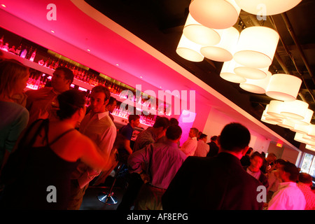 Persone in Halo Bar, Washington DC, Stati Uniti, STATI UNITI D'AMERICA Foto Stock