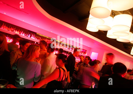 Persone in Halo Bar, Washington DC, Stati Uniti, STATI UNITI D'AMERICA Foto Stock