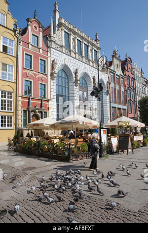 Piccioni e Old Town House Fassades, Artus Court Building, Long Street Market, Gdansk, Polonia Foto Stock
