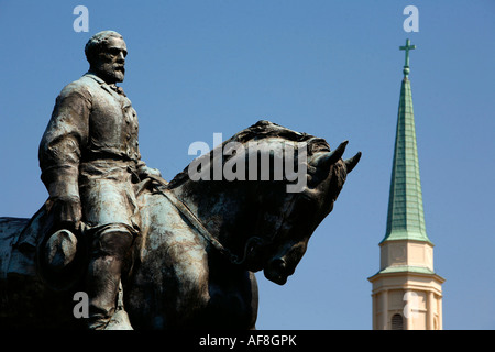 Statua del generale Robert e Lee nella parte anteriore del cielo blu, Charlottesville, Virginia, Stati Uniti d'America Foto Stock