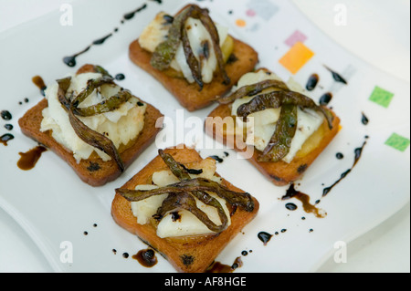 Quattro paesi baschi pintxos sulla piastra bianca Plaza Arenal Bilbao Pais Vasco Paese Basco in Spagna Foto Stock