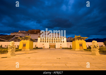 Il palazzo del Potala di notte, Lhasa, in Tibet, in Cina Foto Stock