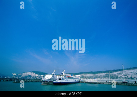 I traghetti la preparazione alla vela Dover Harbour REGNO UNITO Foto Stock