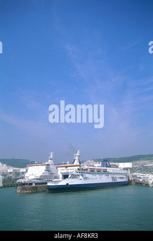 I traghetti la preparazione alla vela Dover Harbour REGNO UNITO Foto Stock