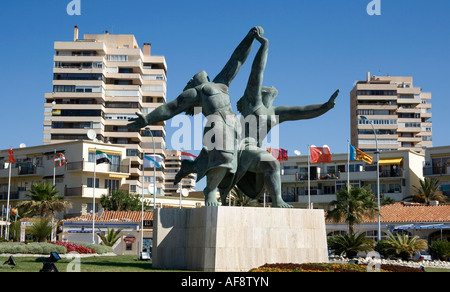 Torremolinos Costa del Sol Malaga Provincia Spagna statua dalla pittura di Pablo Picasso intitolato due donne correre sulla spiaggia Foto Stock