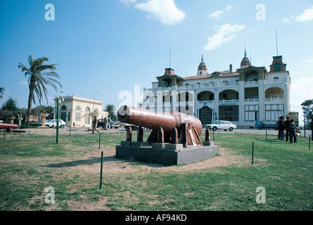 Un cannone o una pistola grande nei giardini del palazzo Montaza Alessandria d Egitto questa volta era re Farouk s Palace Foto Stock