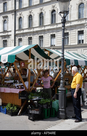 La Slovenia Ljubljana cibo organico in vendita al pubblico esterno Mercato Centrale Foto Stock