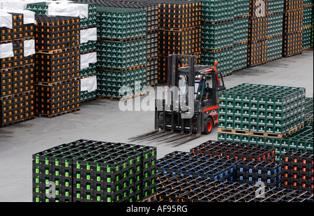 Brauerei C un Veltins GmbH und Co carrello forche sul deposito per i vuoti Foto Stock