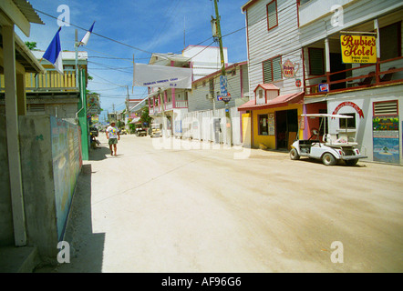 SAN PEDRO BELIZE AMERICA CENTRALE Agosto visualizza in basso la High Street a metà giornata su Ambergris Caye Foto Stock